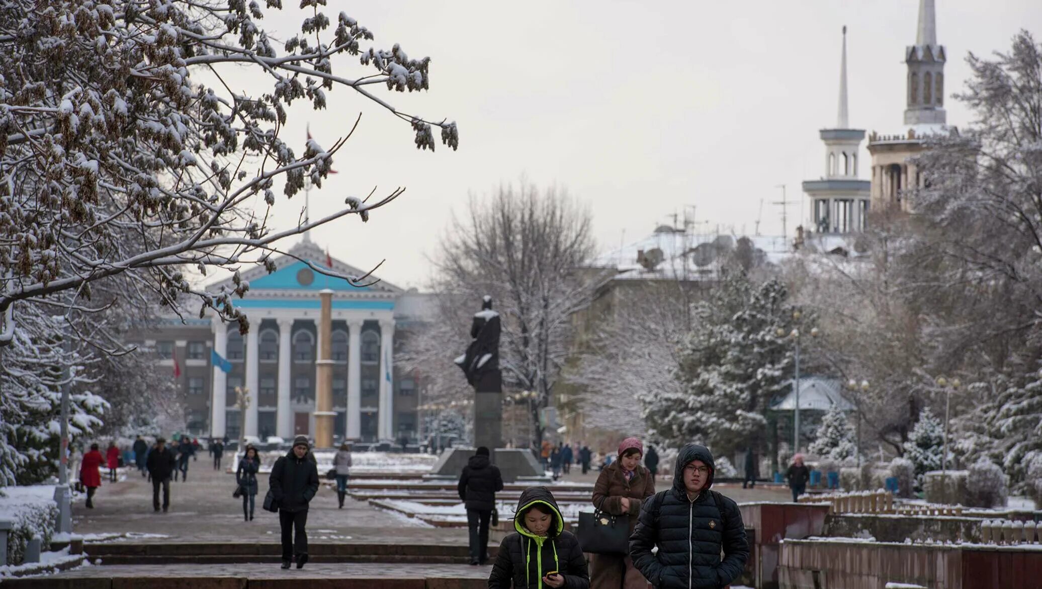 Мэрия Бишкек зима. Бишкек зимой город. Улицы Бишкека зимой. Бишкек в январе. Температура в бишкеке