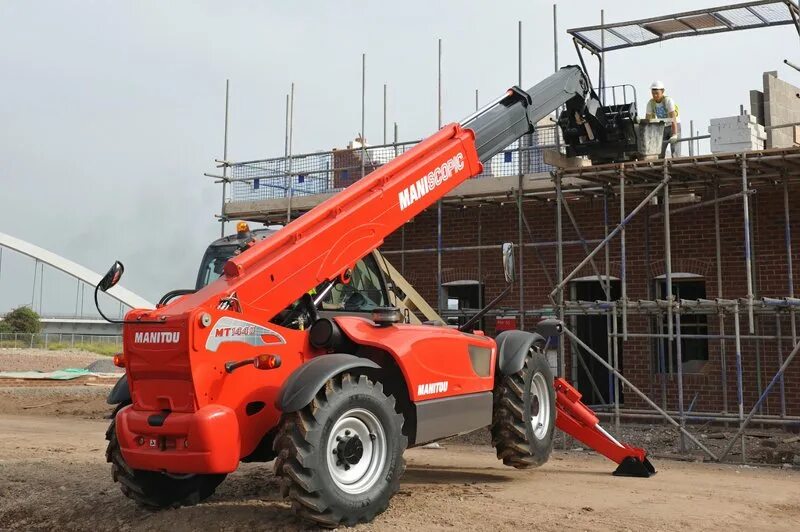 Manitou mrt-x 1440 easy. Телескопический погрузчик manitou. Телескоп погрузчик маниту. Телескопические погрузчики авито бу. Погрузчик телескопический 2011 год.