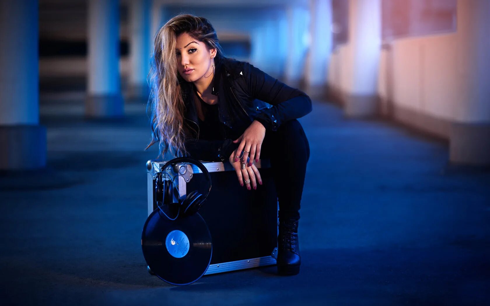 девушка с магнитофоном. клубняк. клубные девушки. песня музыкант ремикс. Patriotic festival: walker hayes musician.