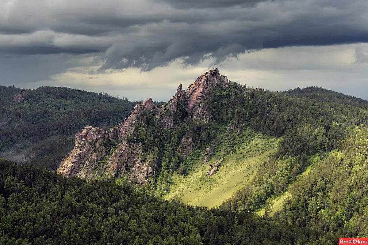 Красноярский край далеко. Скала такмак Красноярск. Столбы Красноярск скала такмак. Красноярск столбы горы такмак. Красноярск заповедник Красноярские столбы такмак.