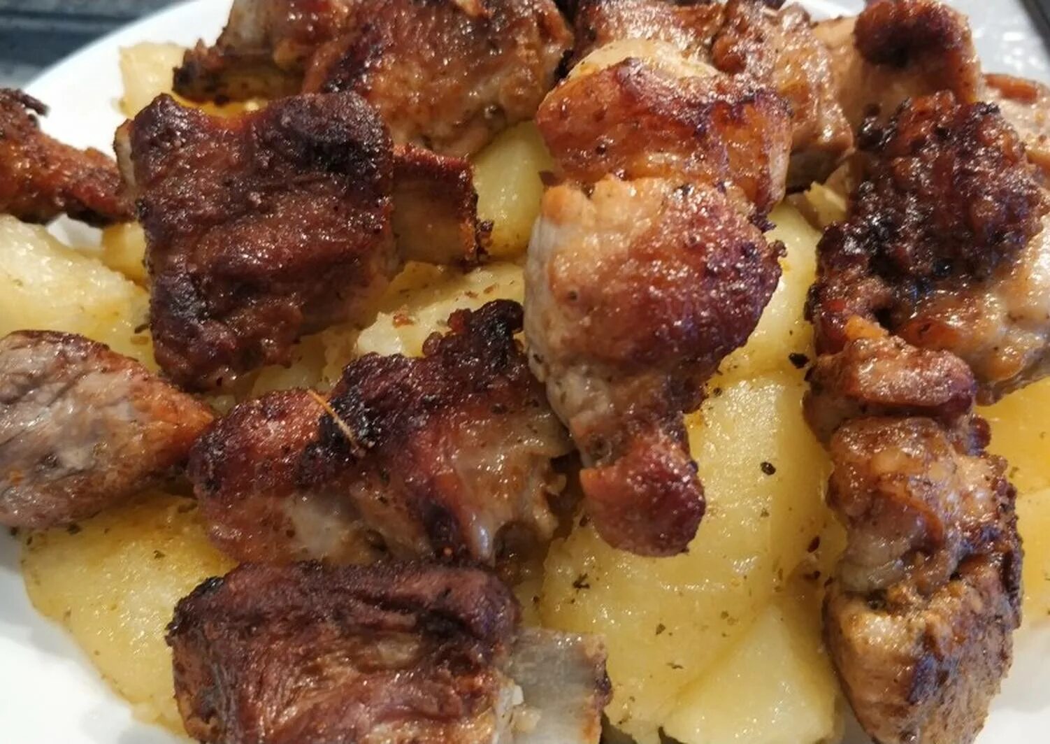 Как вкусно приготовить ребра свиные с картошкой. Свиные рёбрышки с картошкой. ребрышки жареные с картошкой. картофель с ребрышками. жареные рёбрышки свиные в духовке с картошкой.