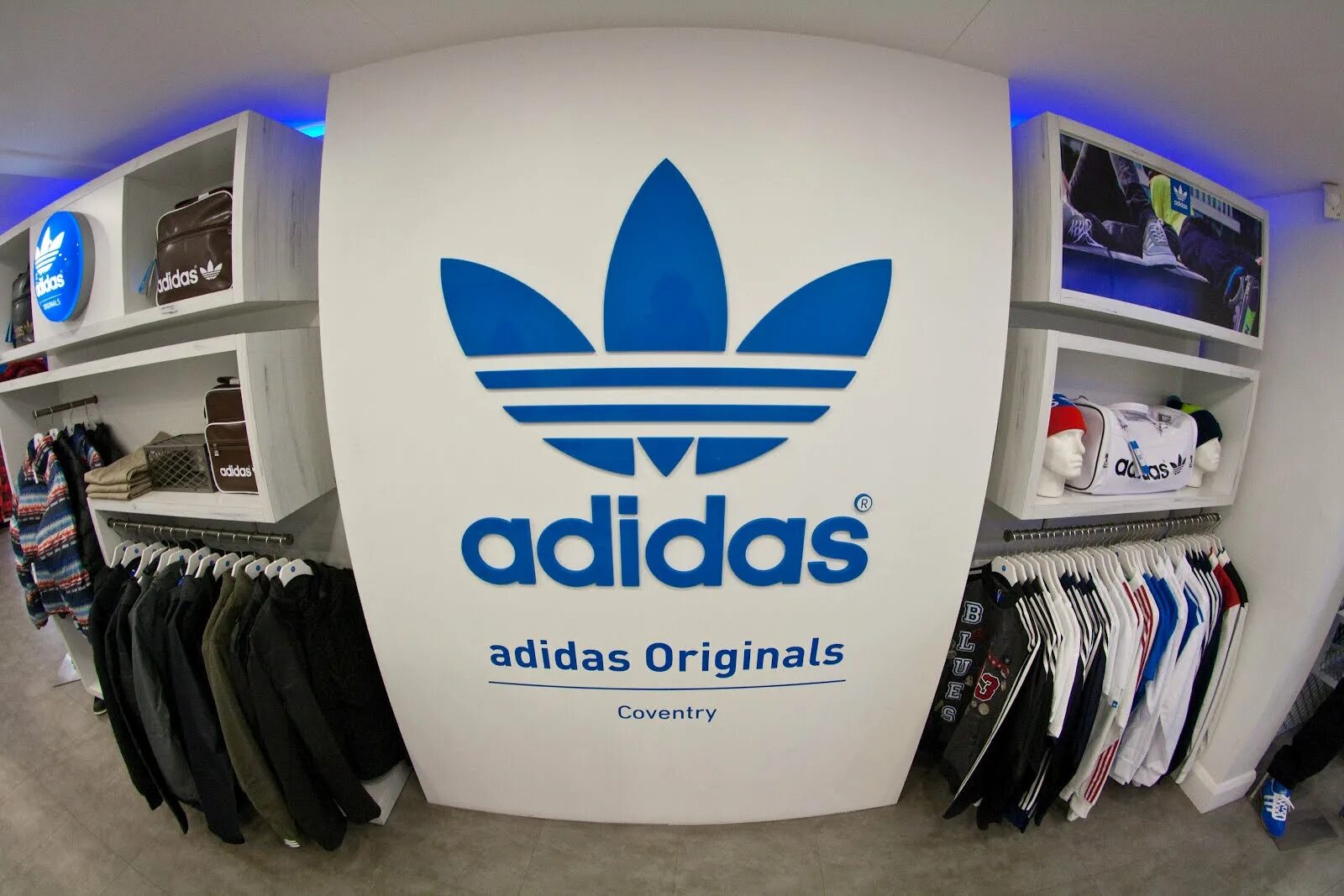 Магазин адидас ориджинал. Адидас Ориджиналс магазин. Фирменный магазин adidas. Адидас ассортимент.