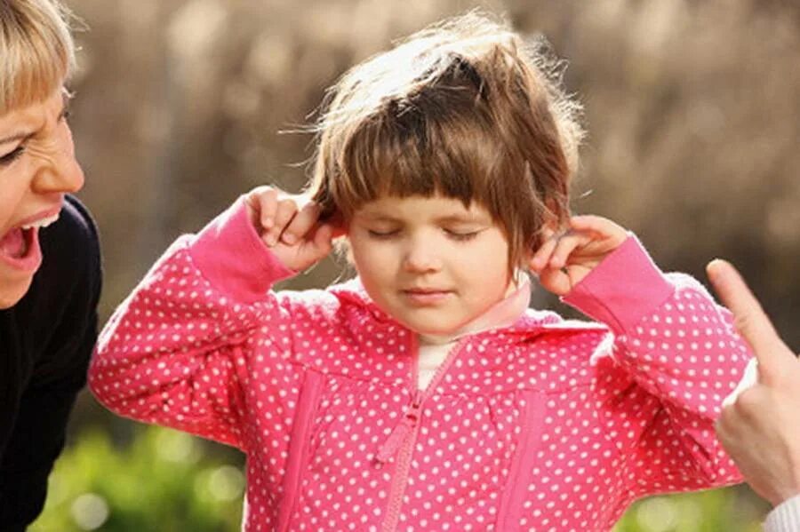 Крик на ребенка. Женщина с ребенком. Постоянно срываюсь на ребенка. Ребенок кричит. Гнев родителей.