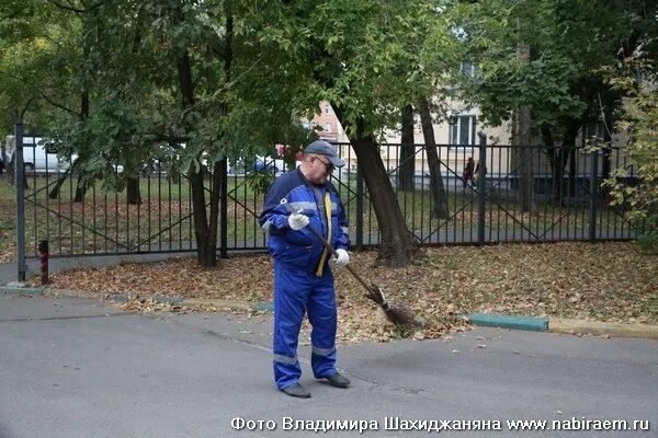 Дворник во владивостоке. Дворник во владивостоке. Владивосток работа дворник. Дворник убирает снег. Дворник в синей форме.
