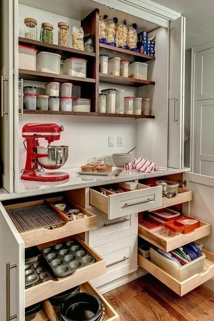 Навести порядок фото. Организация пространства на кухне. Организация кухонного пространства в шкафах. Удобные шкафы для кухни. Хранение кухонной утвари.