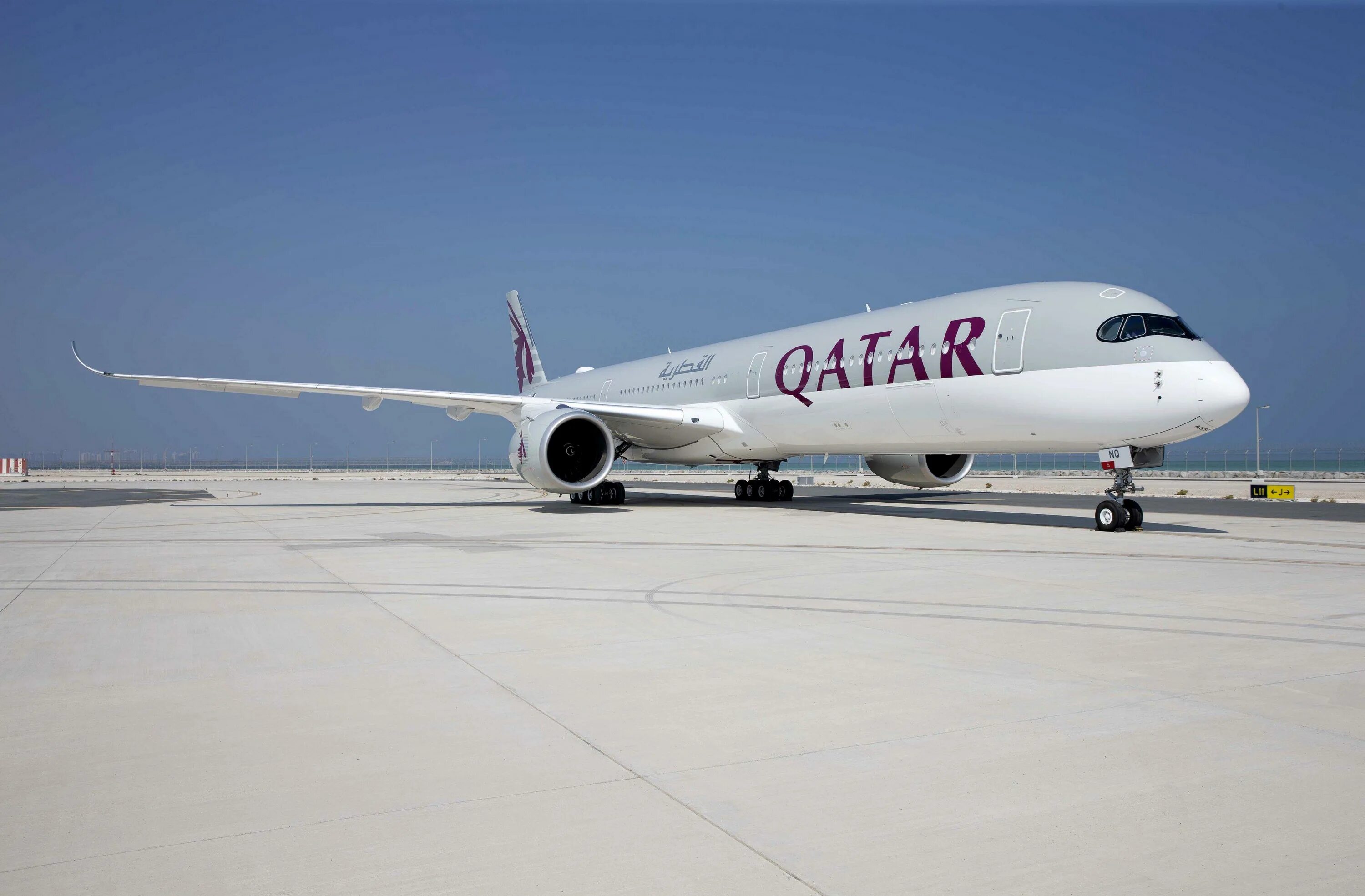Катар дав. Катар авиакомпания. Катар Эйрлайнс самолеты. Самолет Qatar. Qatar самолеты Doha.