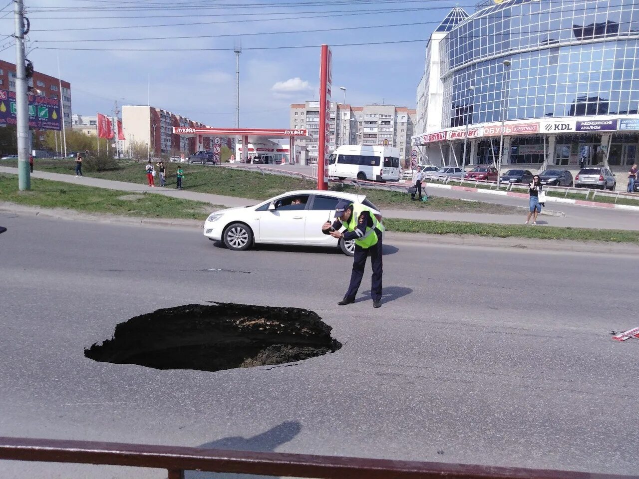 Дыра в асфальте. В Пензе провалился асфальт. Черная дыра на дороге. Ямы на дорогах Пензы. Ковид в пензе