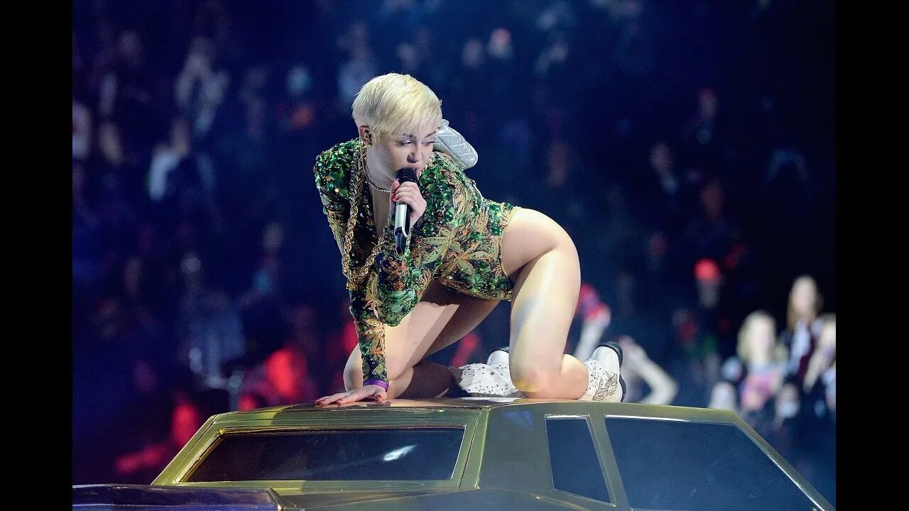 Знаменитости видео сцены. Miley Cyrus. Майли Сайрус концерт. Сайрус Майли Сайрус 2022. Майли Сайрус концерт 2014.