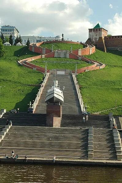 Сколько ступеней в нижнем новгороде. Чкаловская лестница памятник. Чкаловская лестница 1943. Катер герой и Чкаловская лестница в Нижнем Новгороде. Тайна 3 ступени Чкаловской лестницы.