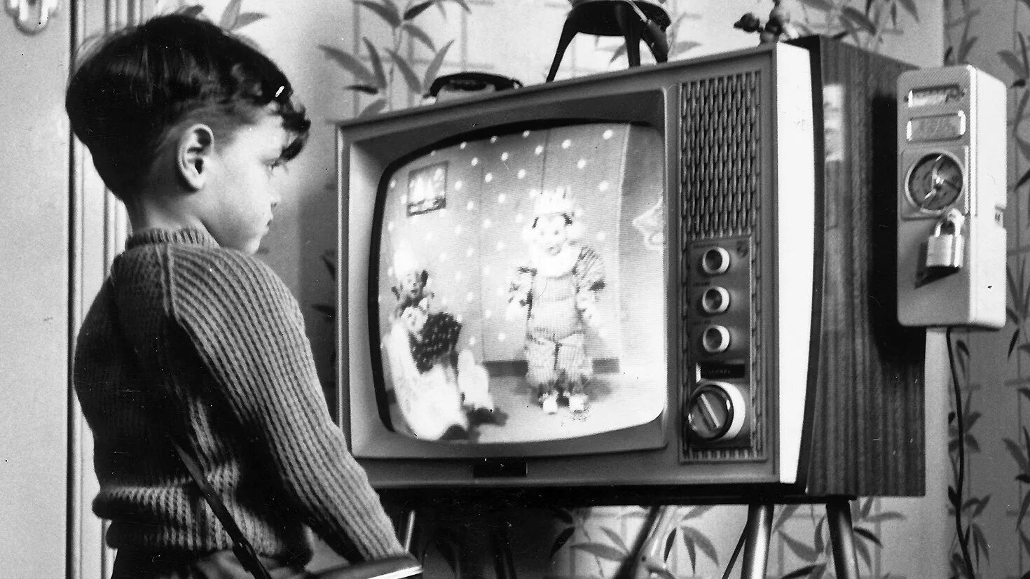 She watches tv every evening. Телевизор Балтика 1967. Черно белый телевизор. Телевизор 1924. Советский телевизор переключали плоскогубцами.