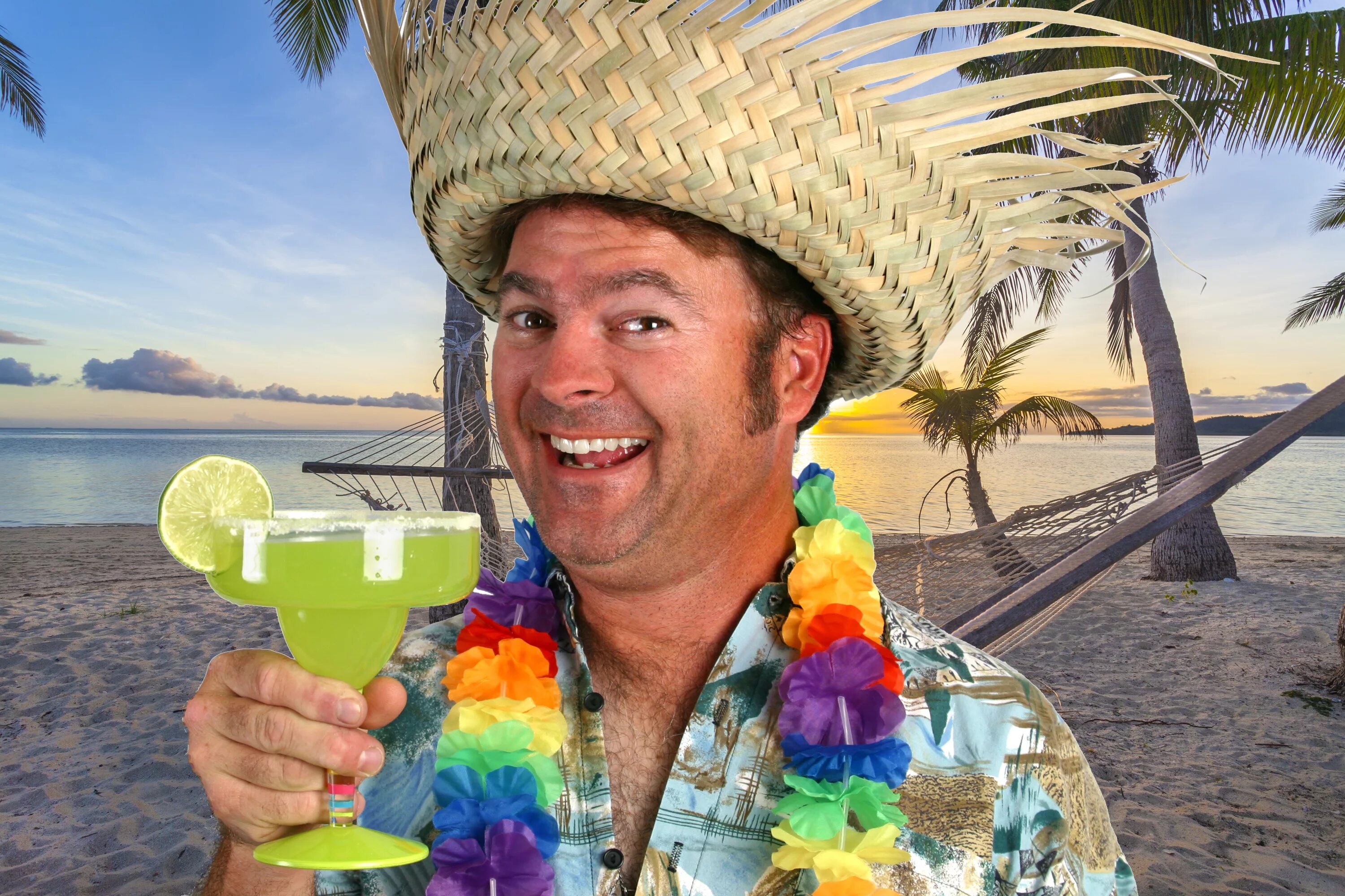 Веселый мужчина. Люди на отдыхе. Мужик в отпуске. Мужик на отдыхе. Мужчина на пляже с коктейлем.