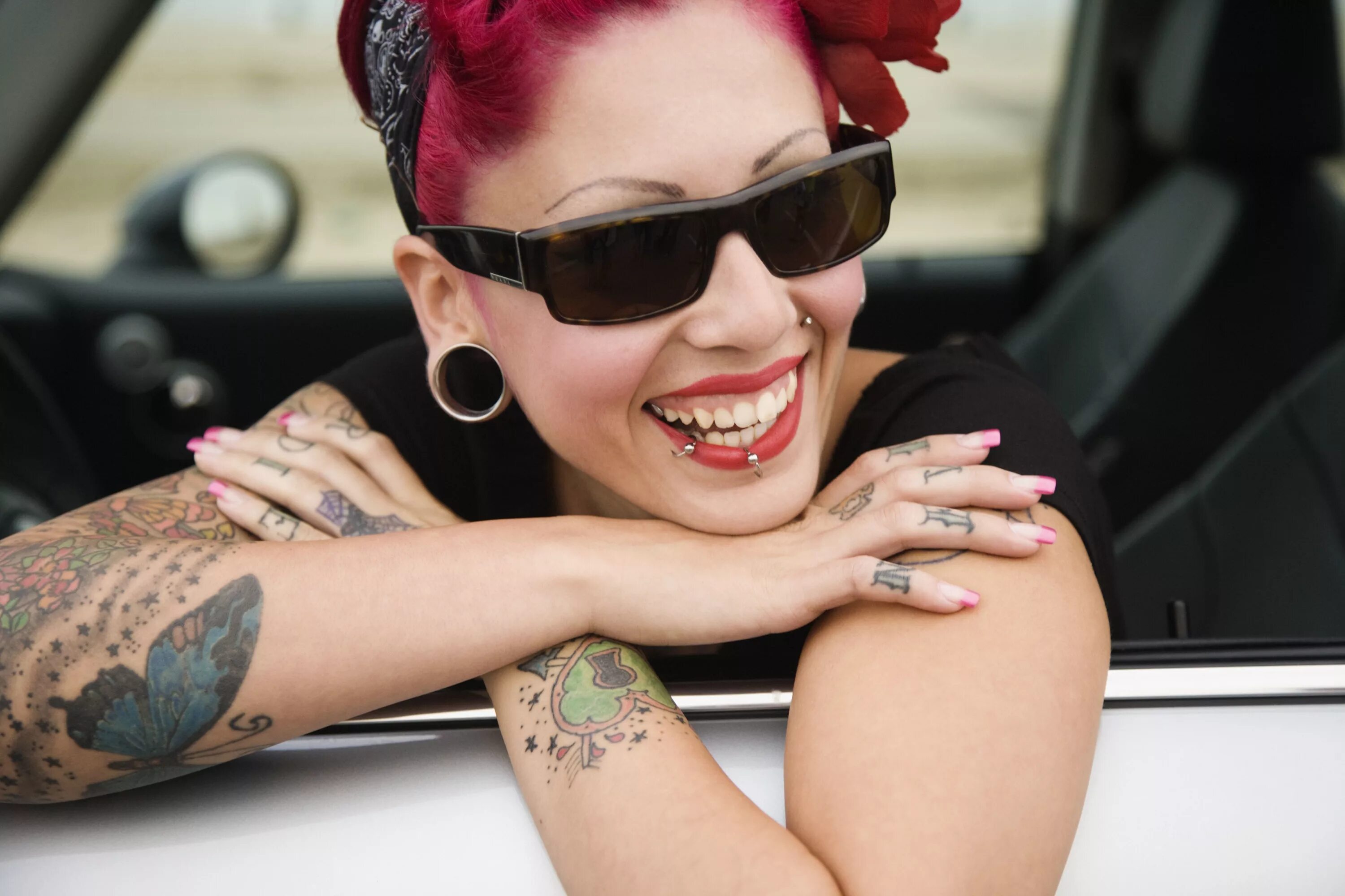 делает тату. тату пирсинг салон. тату салон. тату салон синяя борода краснодар. тату мастер девушка.