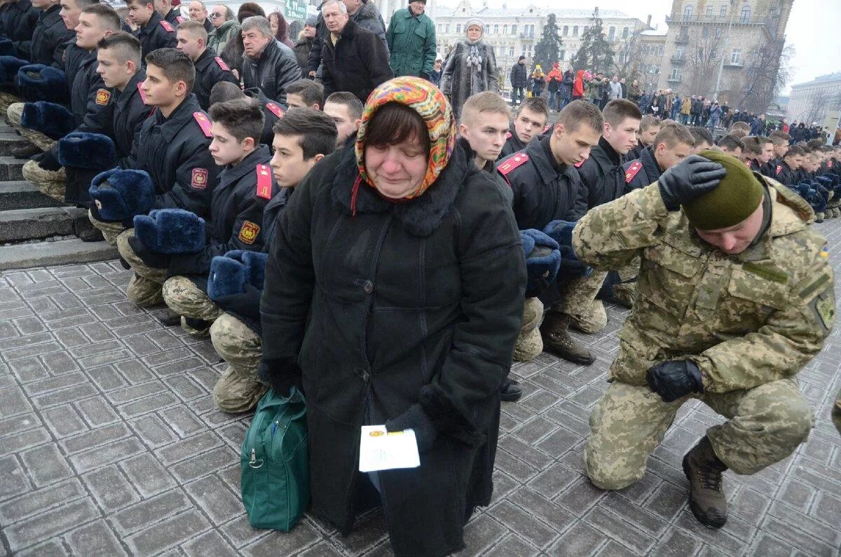 В киеве стали на колени. В киеве стали на колени. Украинские женщины. В киеве стали на колени. Львовский беркут на коленях.