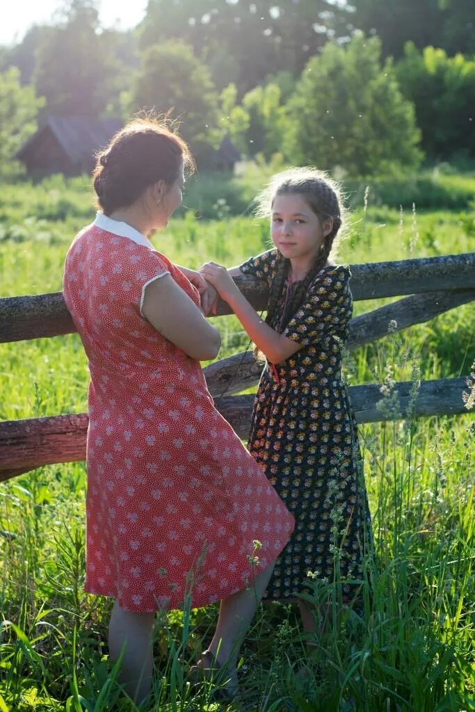 Счастливые дети в деревне. Деревенская молодежь. Девочка 10 лет в деревне. Подростки лето деревня. Подростки лето деревня.