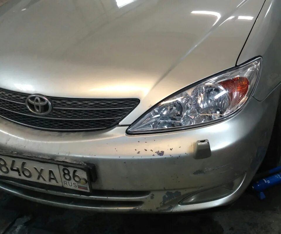 Toyota camry xv30 ильдар. Снятие бампера камри 55. Бампер передний тойота камри 70 схема. Зазор между бампером и фарой тойота камри 40. Камри 30 вишневая.