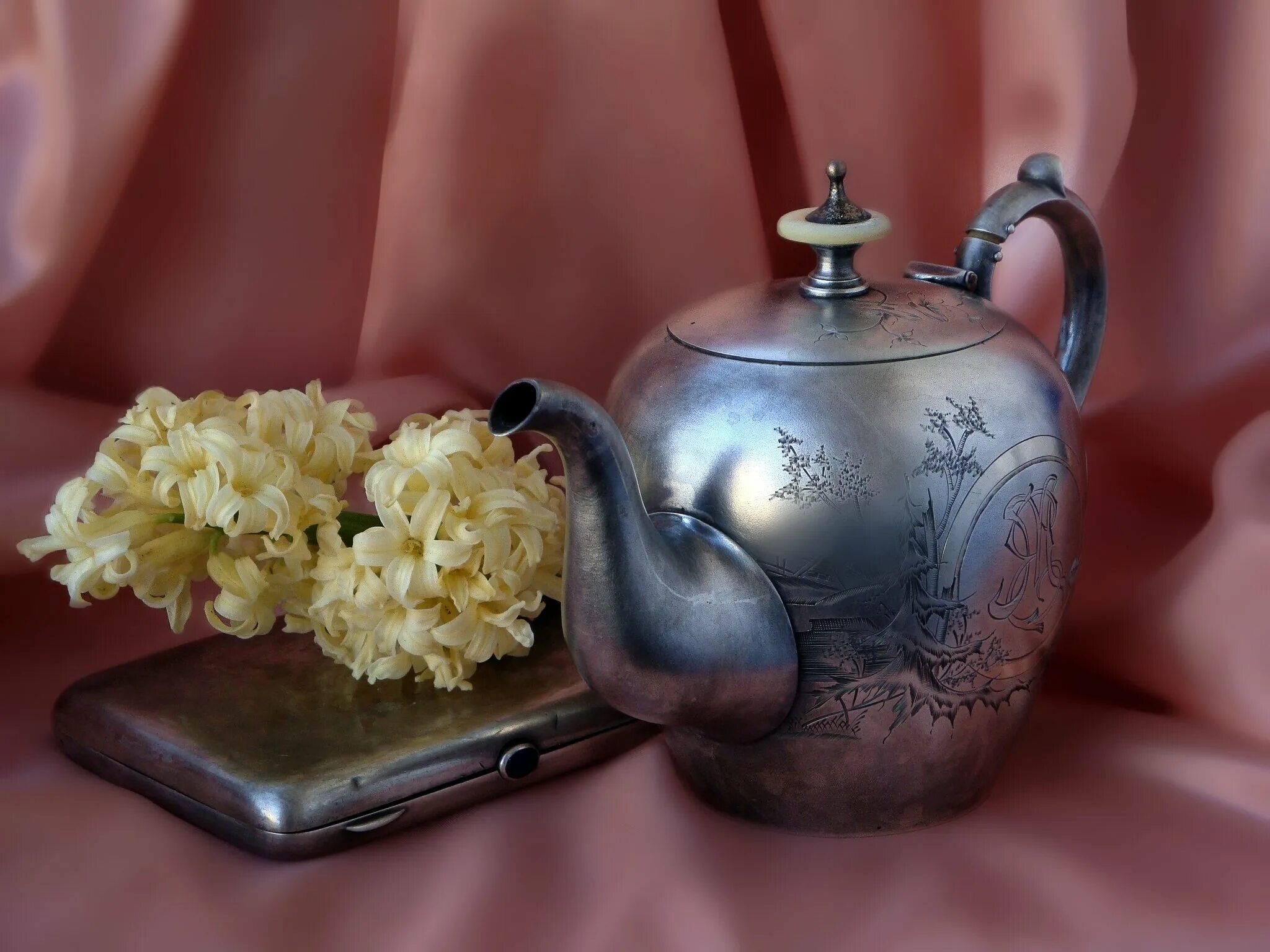 Картинка красивый чайник. Чайник натюрморт. композиция с чайником. композиция в чайнике заварочном. цветы в глиняном чайнике.