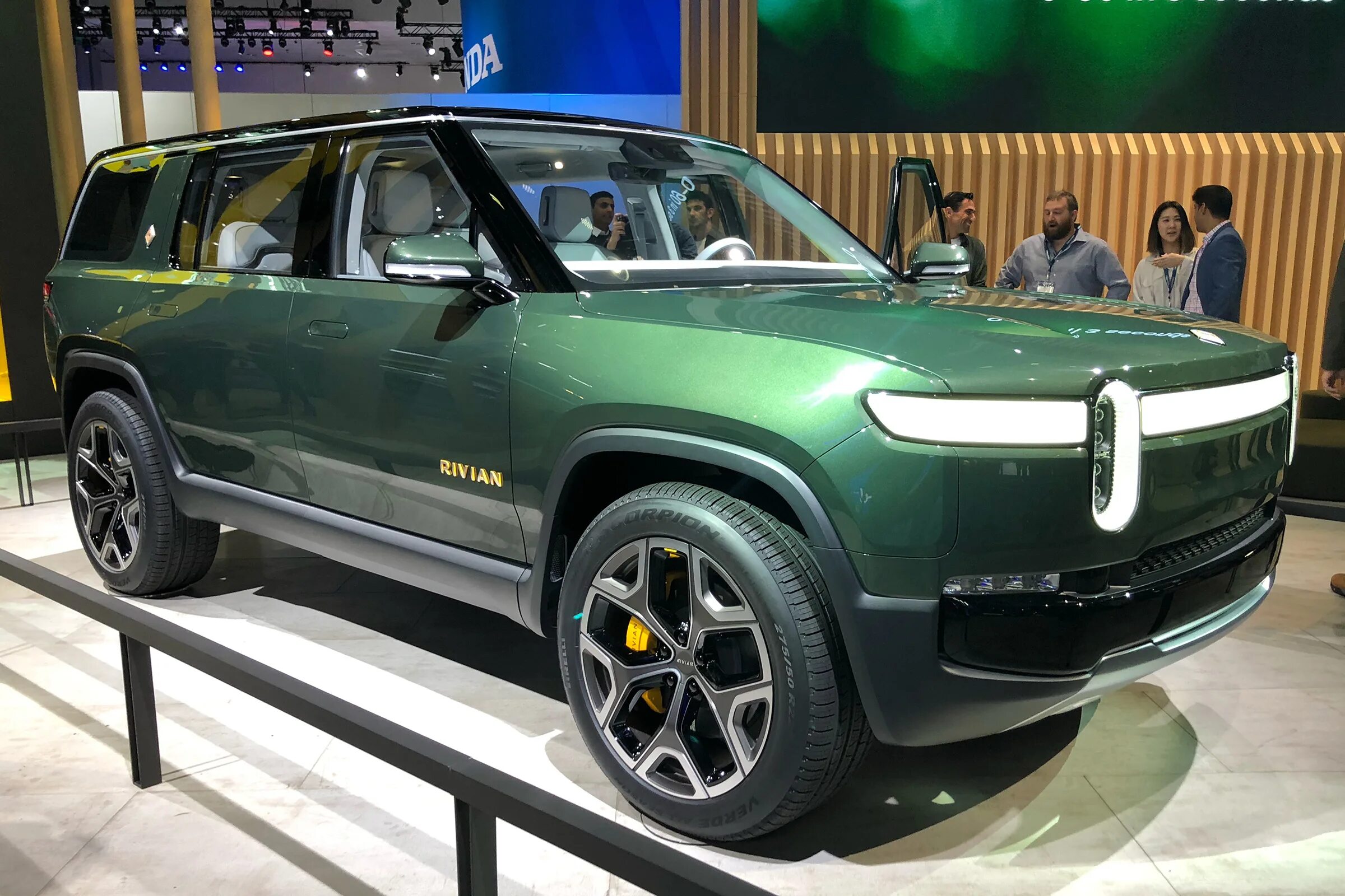 Rivian r3. Rivian r1s. электро внедорожник ривиан. новый rivian r1s 2025 года. новый rivian r1s.