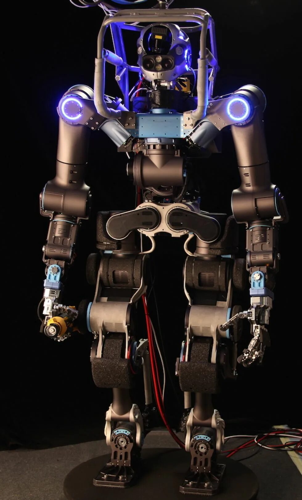 Хочу про роботов. Робот. Робот настоящий. Робо. Роботи.