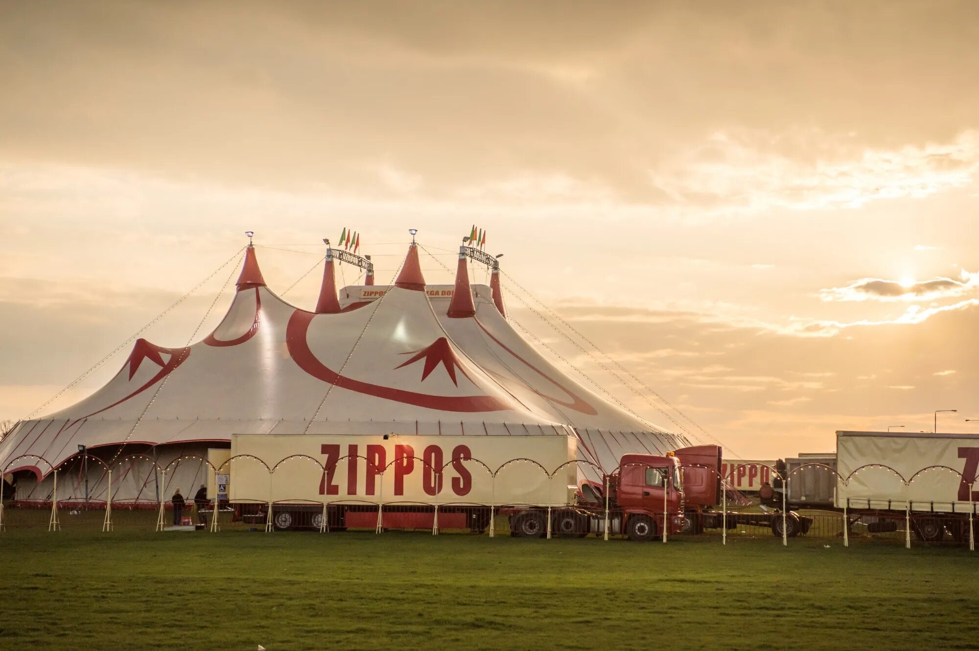 Circus a traveling life. Цирк зиппо. Travel circus. Circus a traveling life. Travel circus.