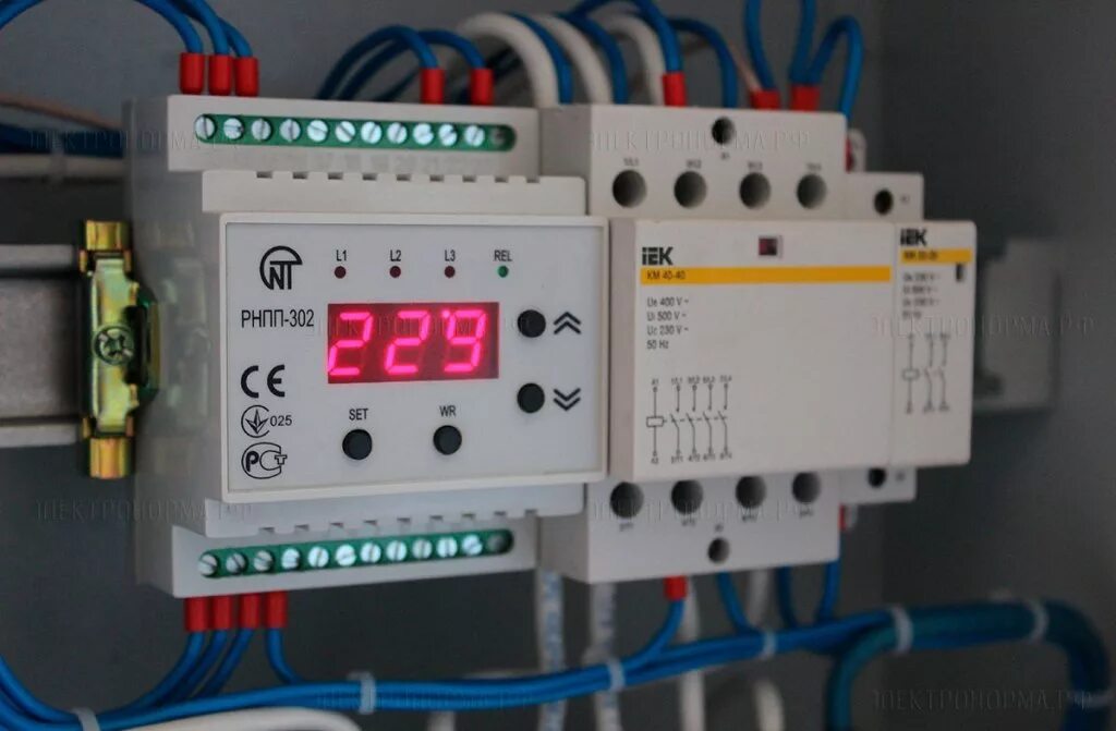 Фаз фото. Сборка электрического щитка iek. Фаз фото. Реле контроля напряжения 3 фазное шнайдер. Шкаф авр 400а.
