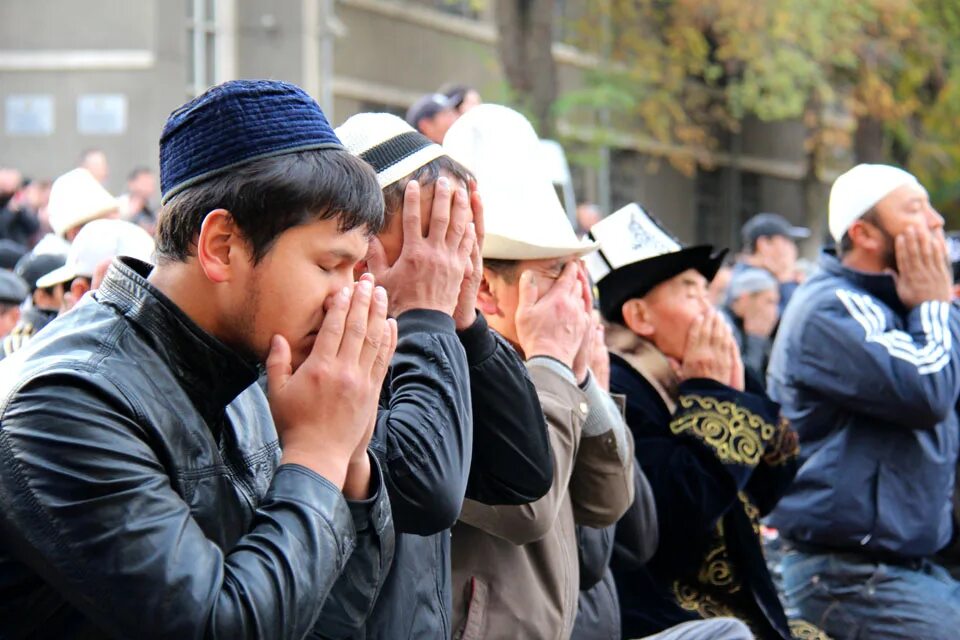 Юрта в горах иссык куль. Природа киргизии иссык куль. Месяц в киргизии. Река нарын в киргизии. Месяц в киргизии.