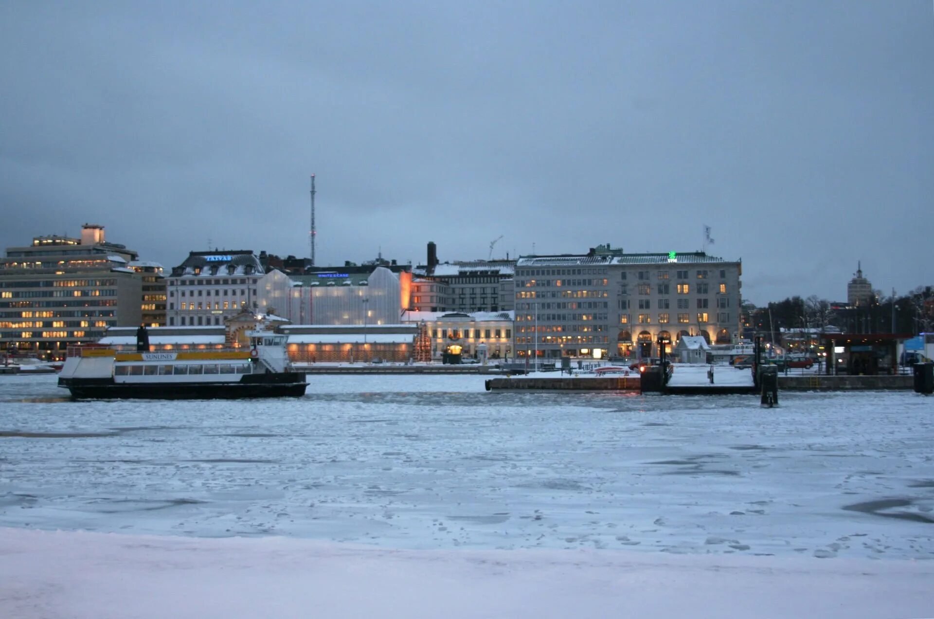 Хельсинки март. Финляндия Хельсинки зимой. Набережная катанаекки Хельсинки. Набережная эспланды Хельсинки. Хельсинки столица зимой.