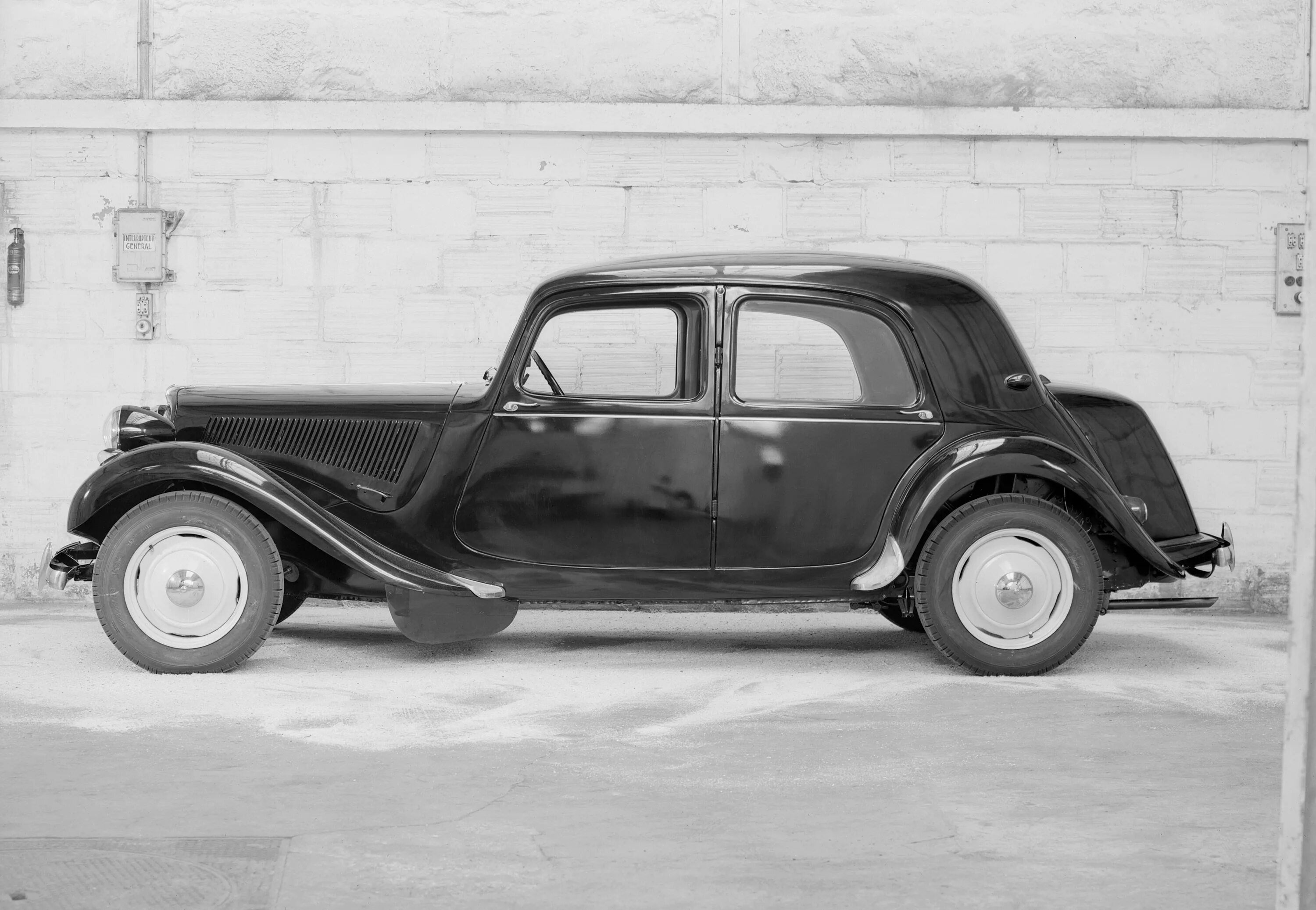 Cv 11. Citroen traction 11cv. Ситроен Траксьон Аван 1934. Ситроен 1934 года. Citroen 11cv вермахта.