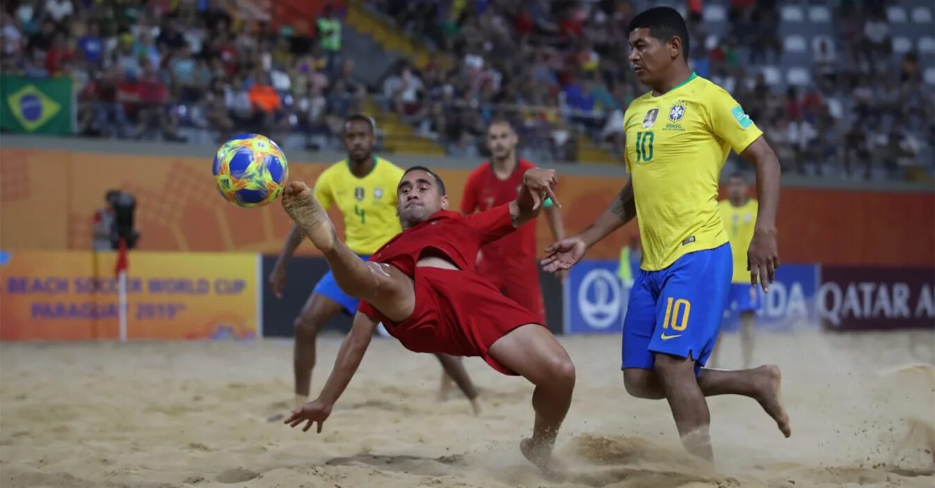 Beach soccer world. Пляжный футбол Бразилия. Сборная Бразилии по пляжному футболу. Футбол на бразильских пляжах. Футбол на пляже Бразилия.