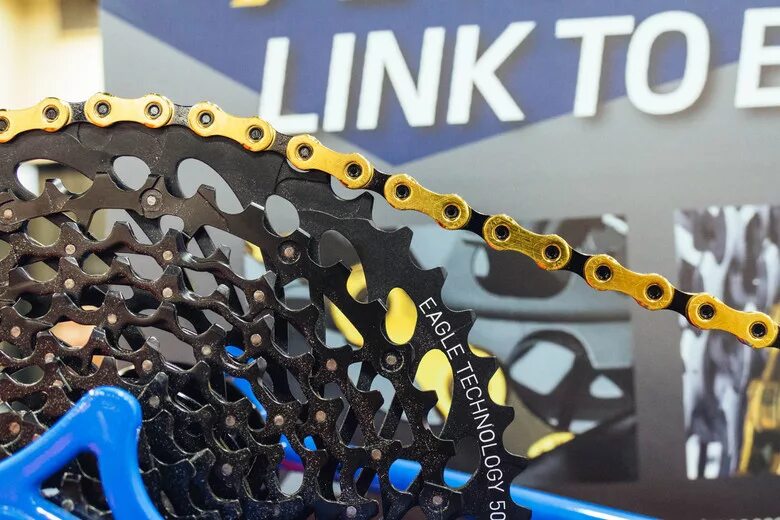 Gold speed. KMC x12. KMC x12 Tech 12-Speed Chain incl. Missing link. Gold Chain KMC. Цепь КМС 12 скоростей.