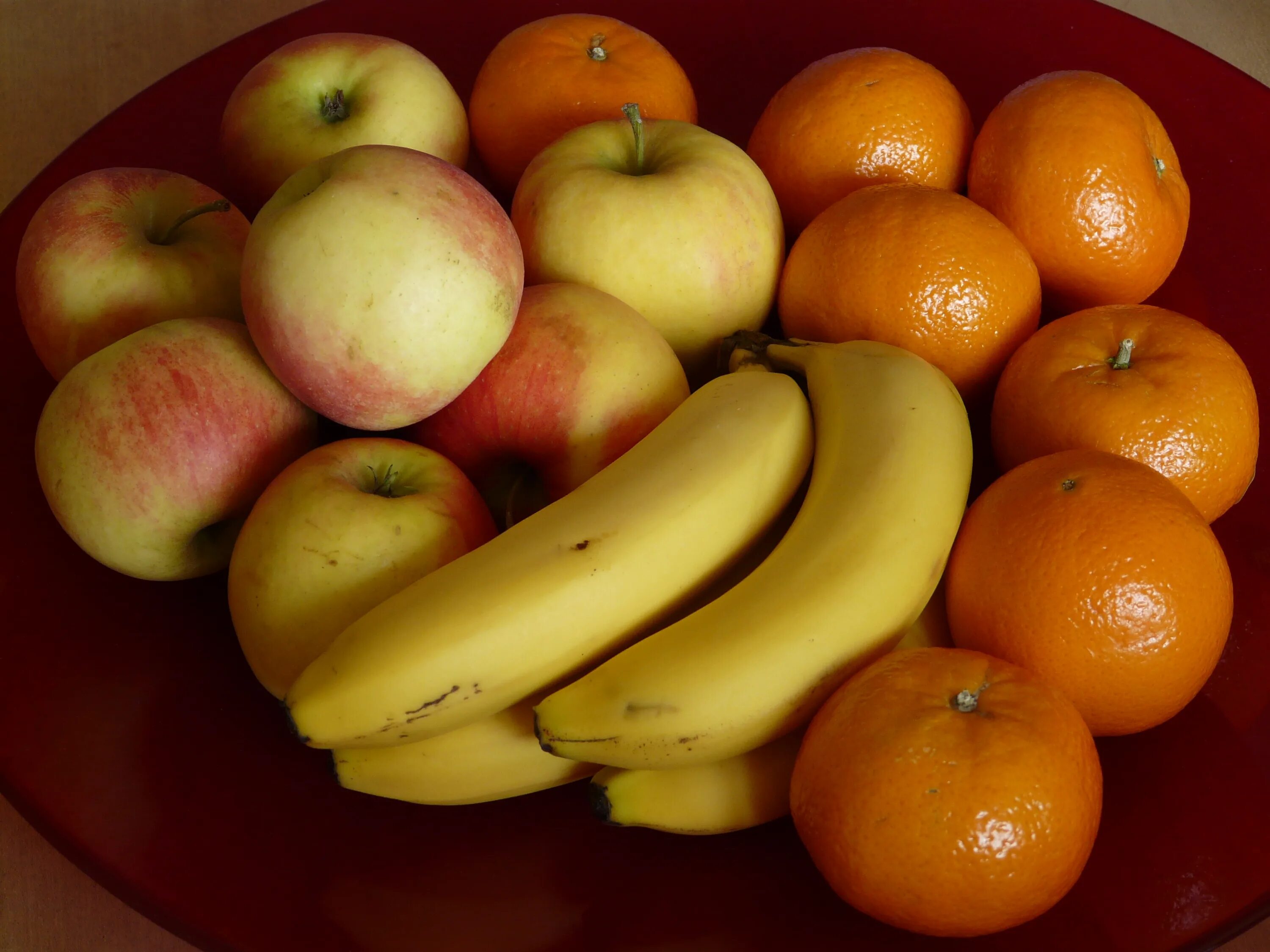 Фрукты бананы яблоки. Яблоко банан апельсин. Домашние фрукты. Тарелки фрукты.