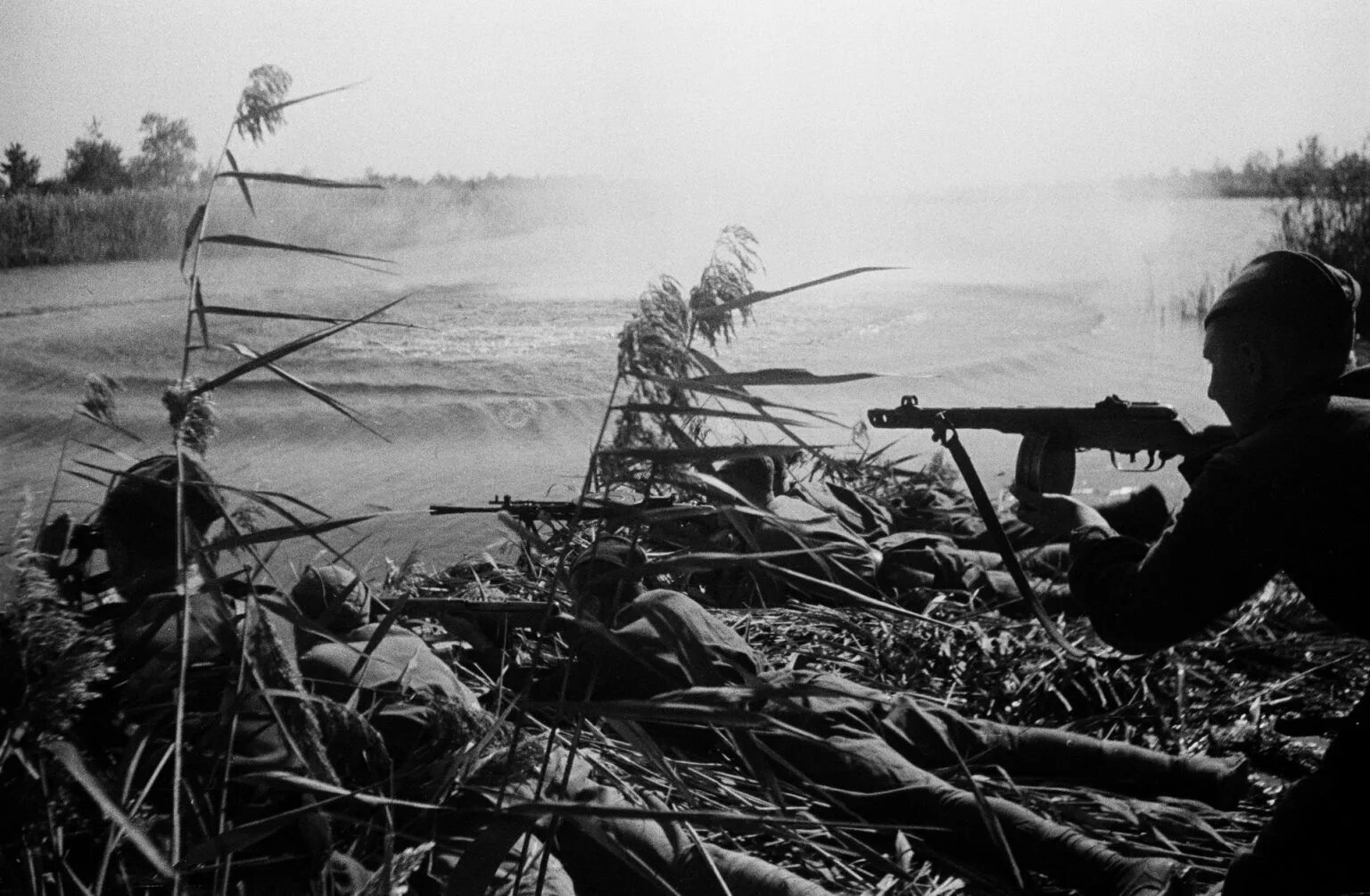 Битва за днепр сражения. Битва за днепр 1943. битва за днепр 1943г.. переправа днепра 1943.