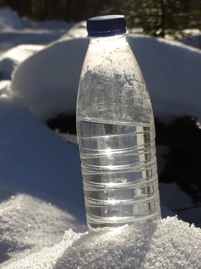 Бутылка воды в снегу. Вода Снежная бутылка. Бутылочка с водой на снегу. Бутылка Снеговой воды. Замерзшая вода в бутылке