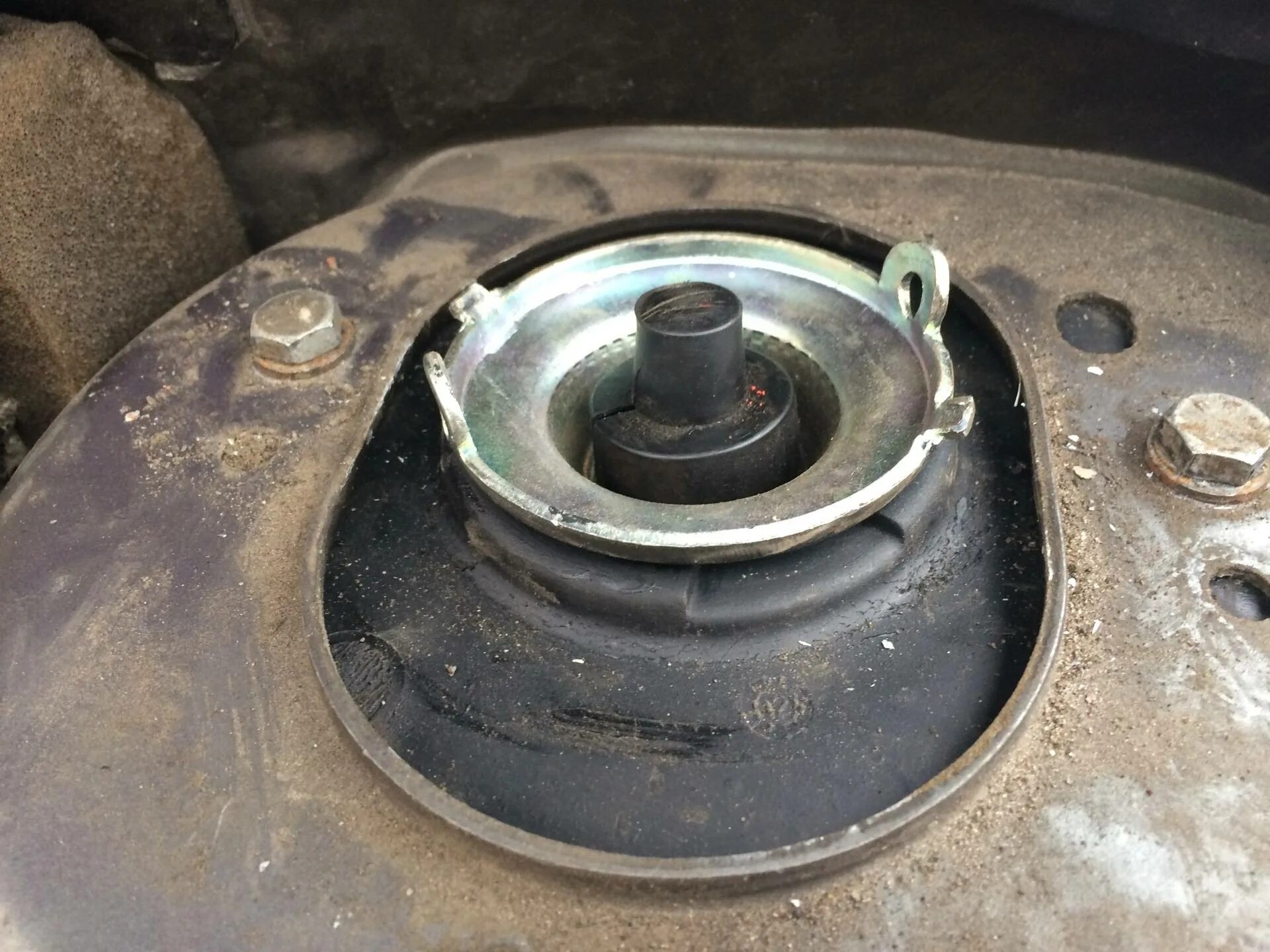 Опорник передний рено меган 2. Опорный подшипник лансер 9 1. Поменять опоры передних стоек. Опора амортизатора переднего мазда 3. Передние опоры бмв е34.