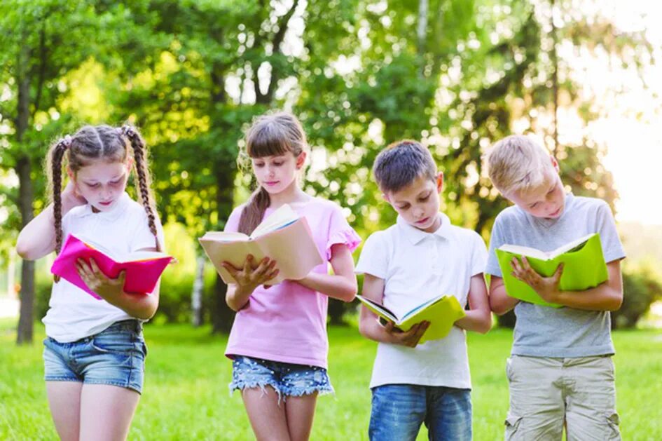 Read together. мама рассказывает сказку. обложка better together us the duo. дети читают. воспитание в семье.