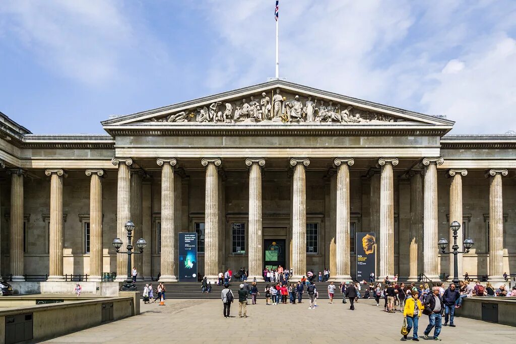 Музей лондона 5. Британский музей 1753. Британский музей Лондон Великобритания. Достопримечательности Лондона британский музей. Британский музей в Лондоне фронтон.