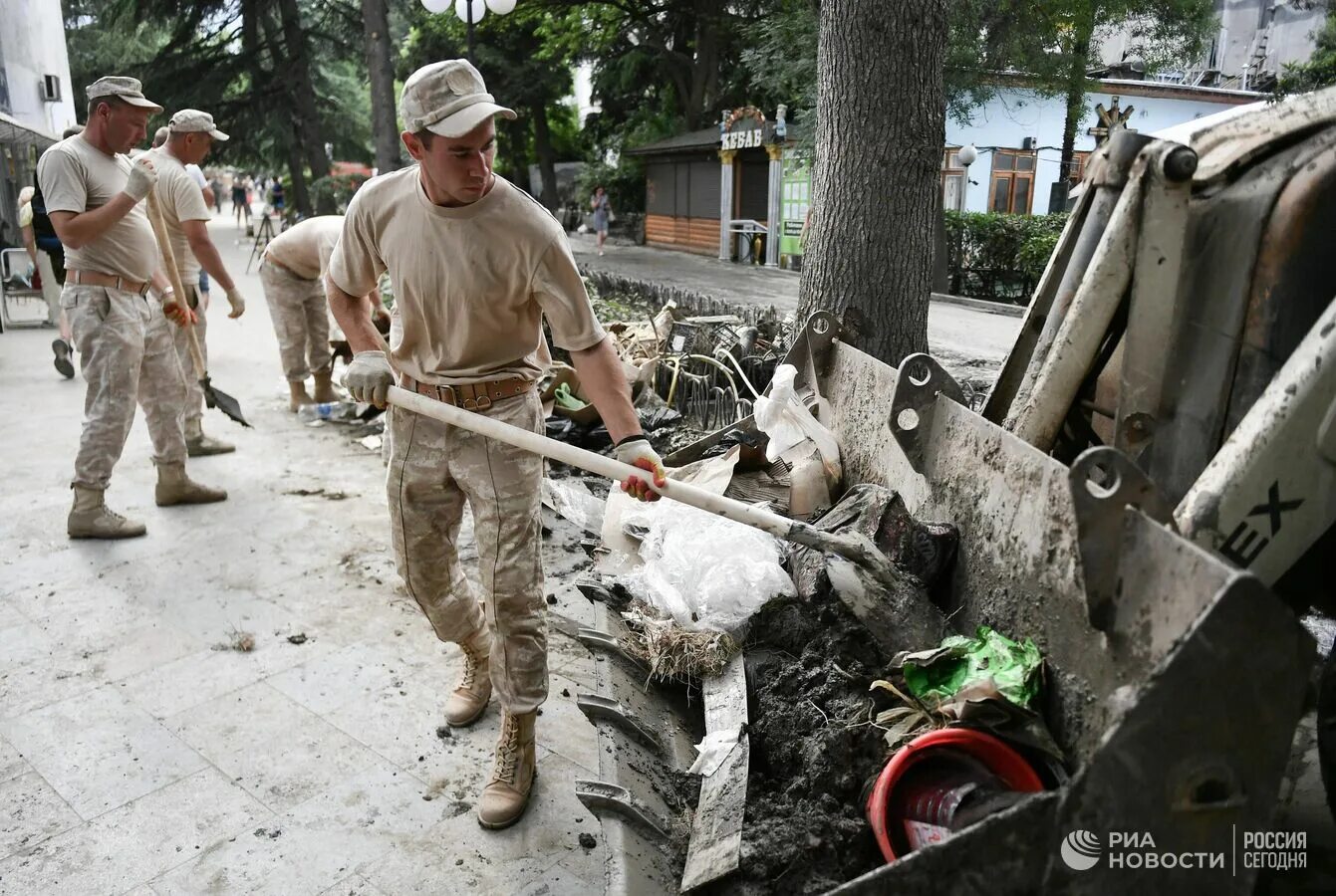 Град в красное смоленской области. Колоссальный ущерб. Колоссальный ущерб. Колоссальный ущерб. Фотокорреспондент риа новости константин михальчевский.
