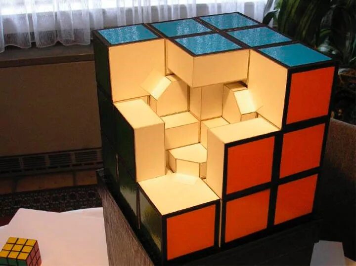 Большой кубик рубик. Инсталляция из кубиков. Кубик рубик из картона. Самый большой кубик Рубика.