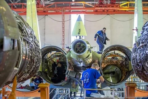 Самолет истребитель выпущенный на заводе