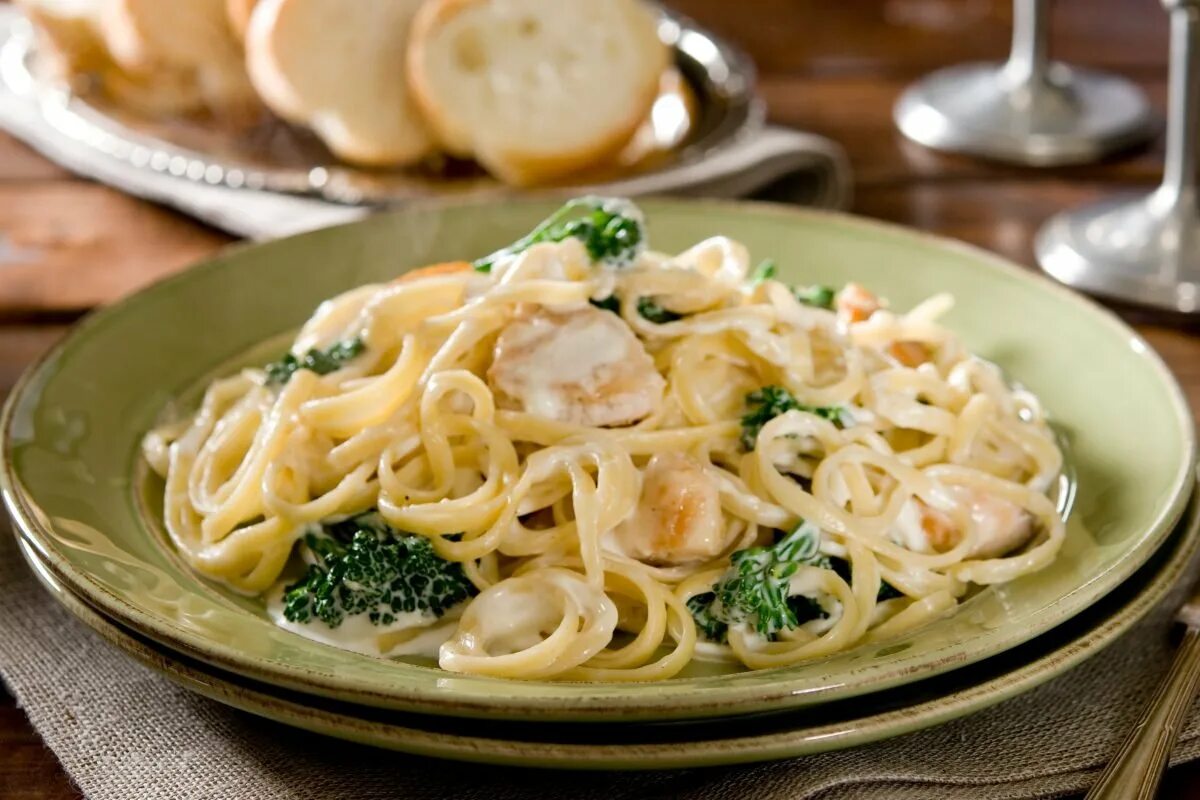 Итальянская сливочная паста. Спагетти с томатами черри и базиликом. Фетучини альфреду ресторанная. Паста карбонара с бикон. Итальянская сливочная паста.