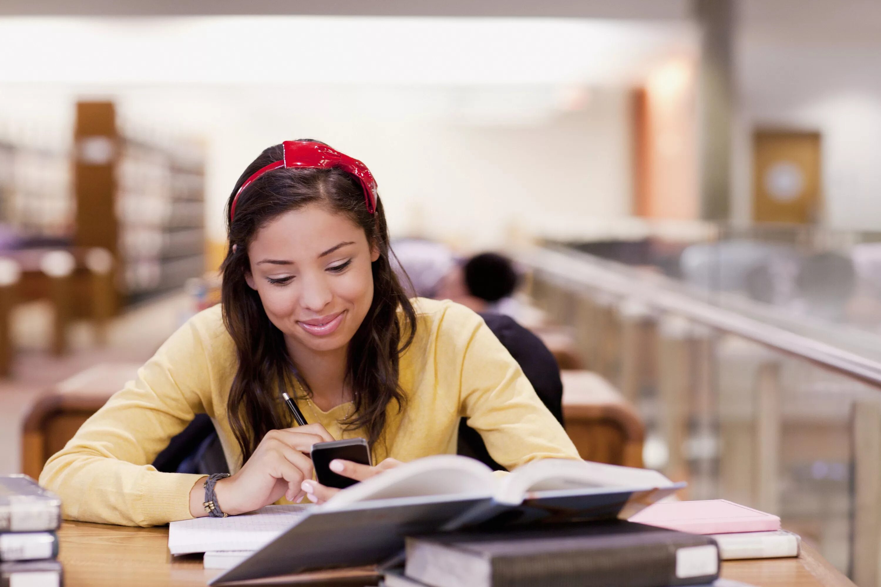 Learning studying. Зубрежка японии. изучение языка. изучение языка белый фон. students studying.