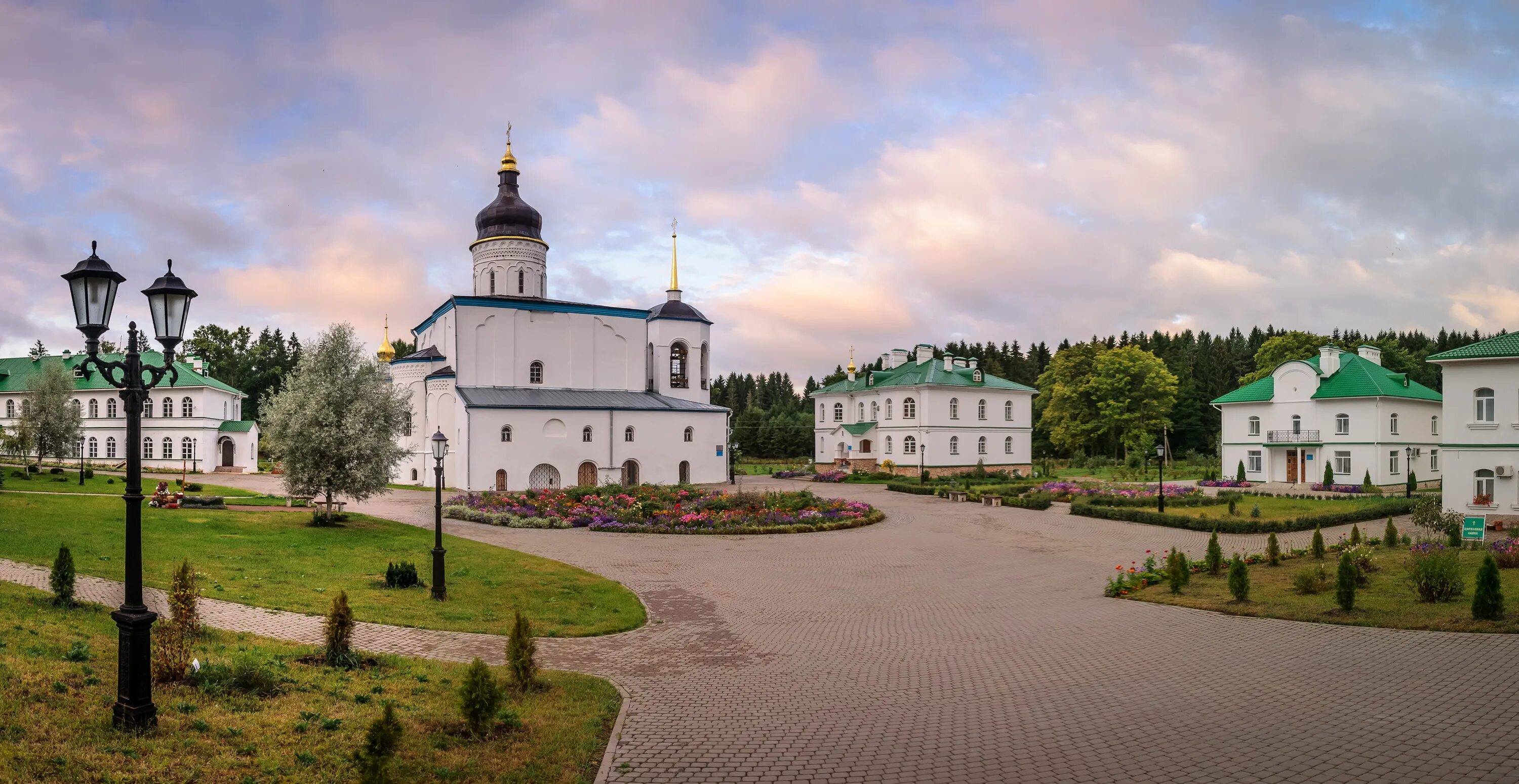 Святые псковской области. Спасо-Елеазаровский монастырь. Спасо Елизаровский монастырь Псков. Монастырь в Елизарово Псковской области.