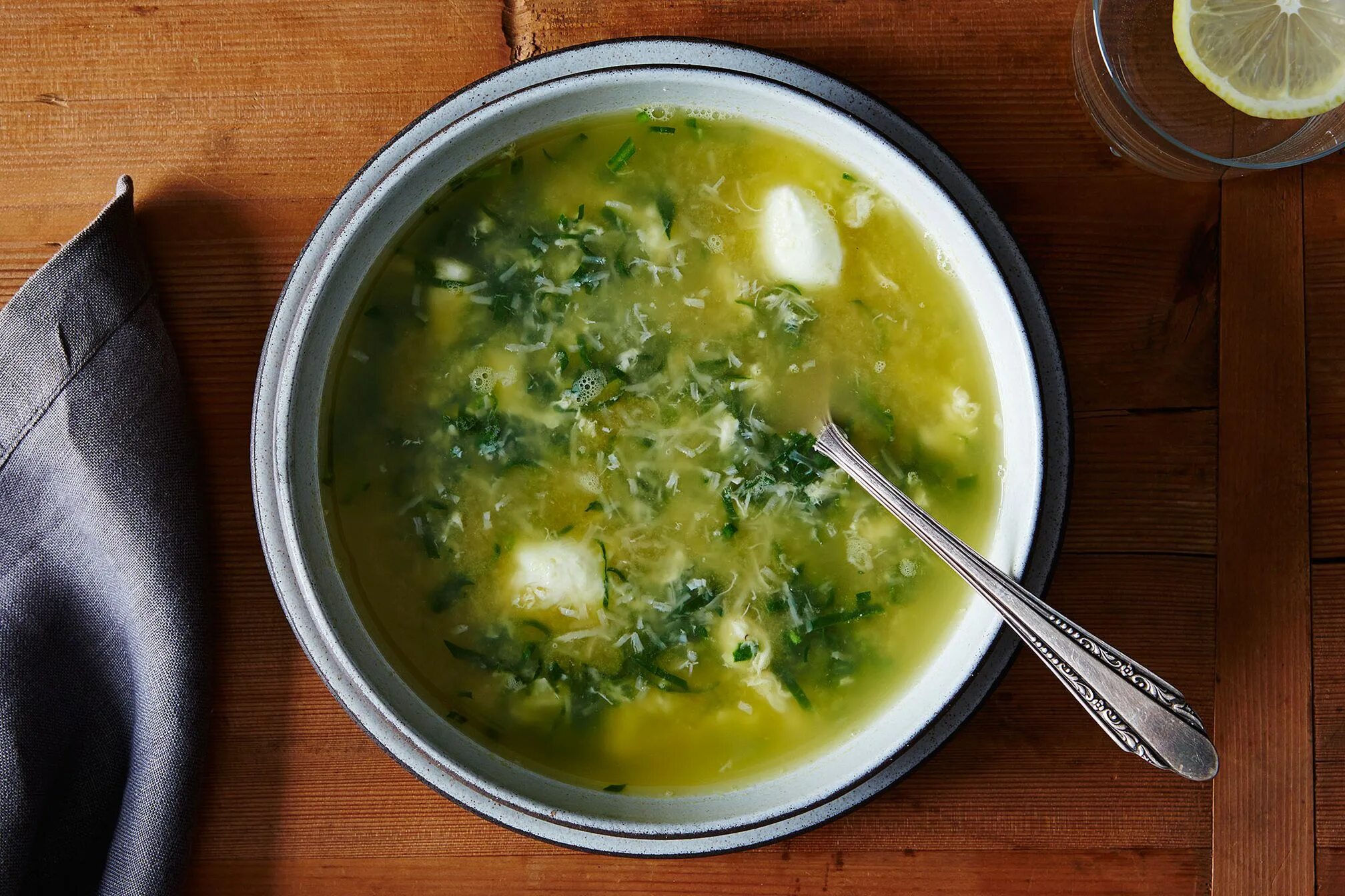 Зелёные щи с щавелем и яйцом. Щавельные щи. Зелёный суп с щавелем и яйцом. Щавелевые щи суп. Суп с укропом
