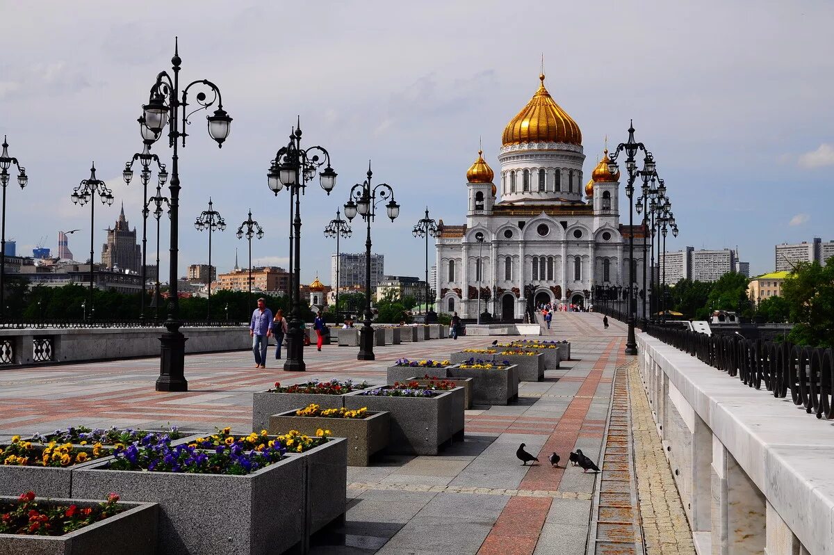 Площадь храма христа спасителя. Москва. храм христа спасителя. храм христа спасителя в столице. храм христа спасителя (г. москва, 1812 год). храм христа спасителя в москве лето.