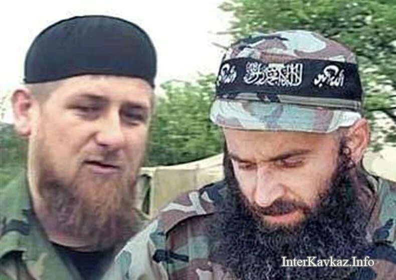 Басаев и кадыров. Шамиль басаев и кадыров. рамзан кадыров и басаев. шамиль салманович басаев и рамзан кадыров. шамиль басаев чеченец.
