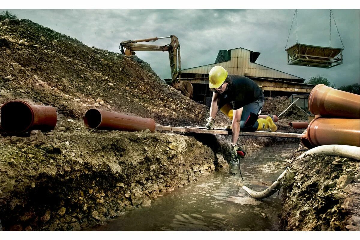 Помпа для откачки воды из котлованов. Водопонижение котлована. Организация водоснабжения строительства. Прокладка наружных сетей водопровода и канализации. Временный водопровод на стройплощадке.
