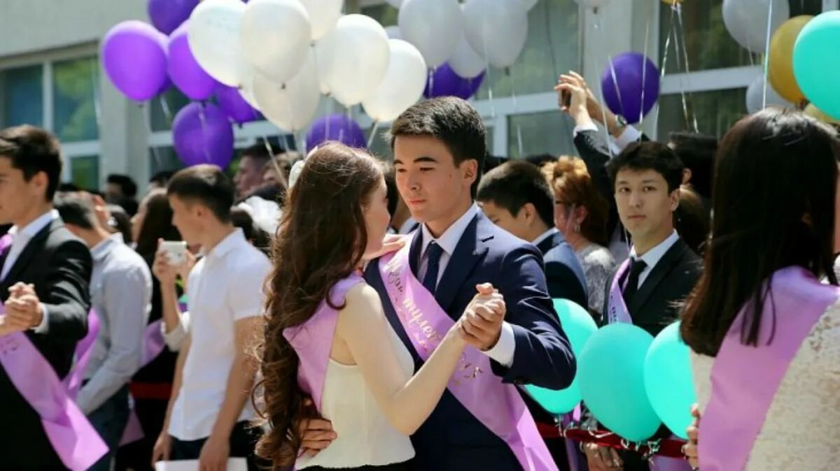 Соңғы қоңырау фото. Последний звонок казахстан. Школы в казахстане. Соңғы қоңырау презентация. Выпускник с зеленой лентой фото.