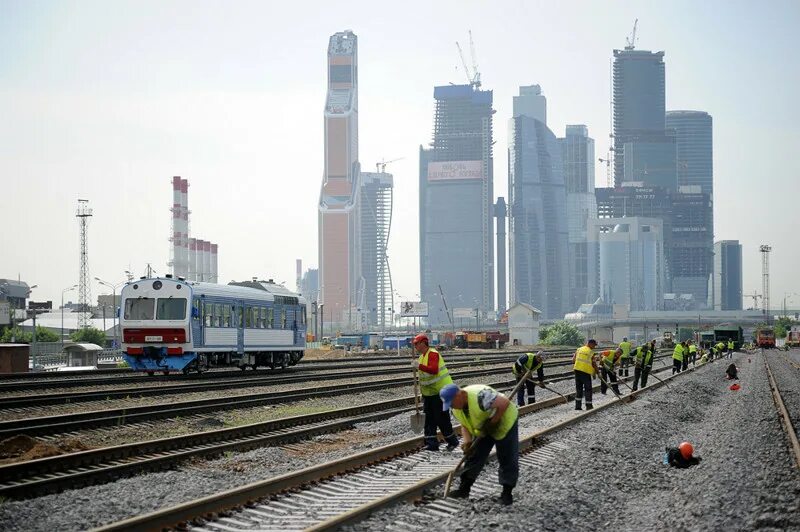 Сити жд вокзал. Железная дорога Москва. Москва Сити ЖД. Москва Сити вид с ЖД. Поезд на фоне Москва Сити.