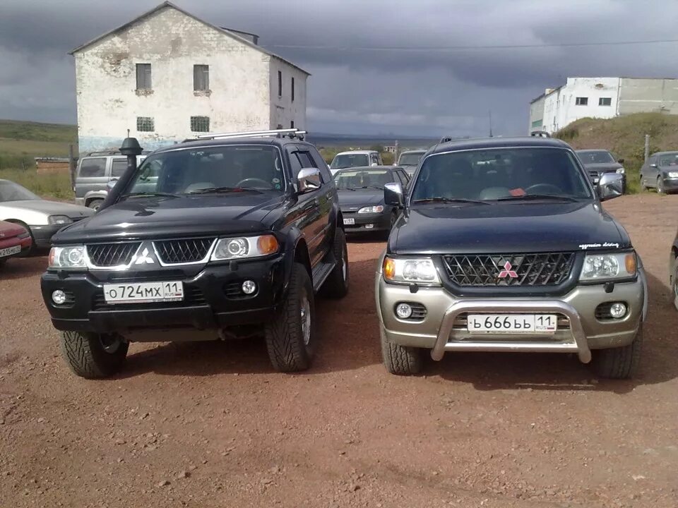 Mitsubishi pajero sport 2. 4. Митцубиси паджеро спарт. Паджеро спорт 2 поколения. Паджеро паджеро спорт разница.