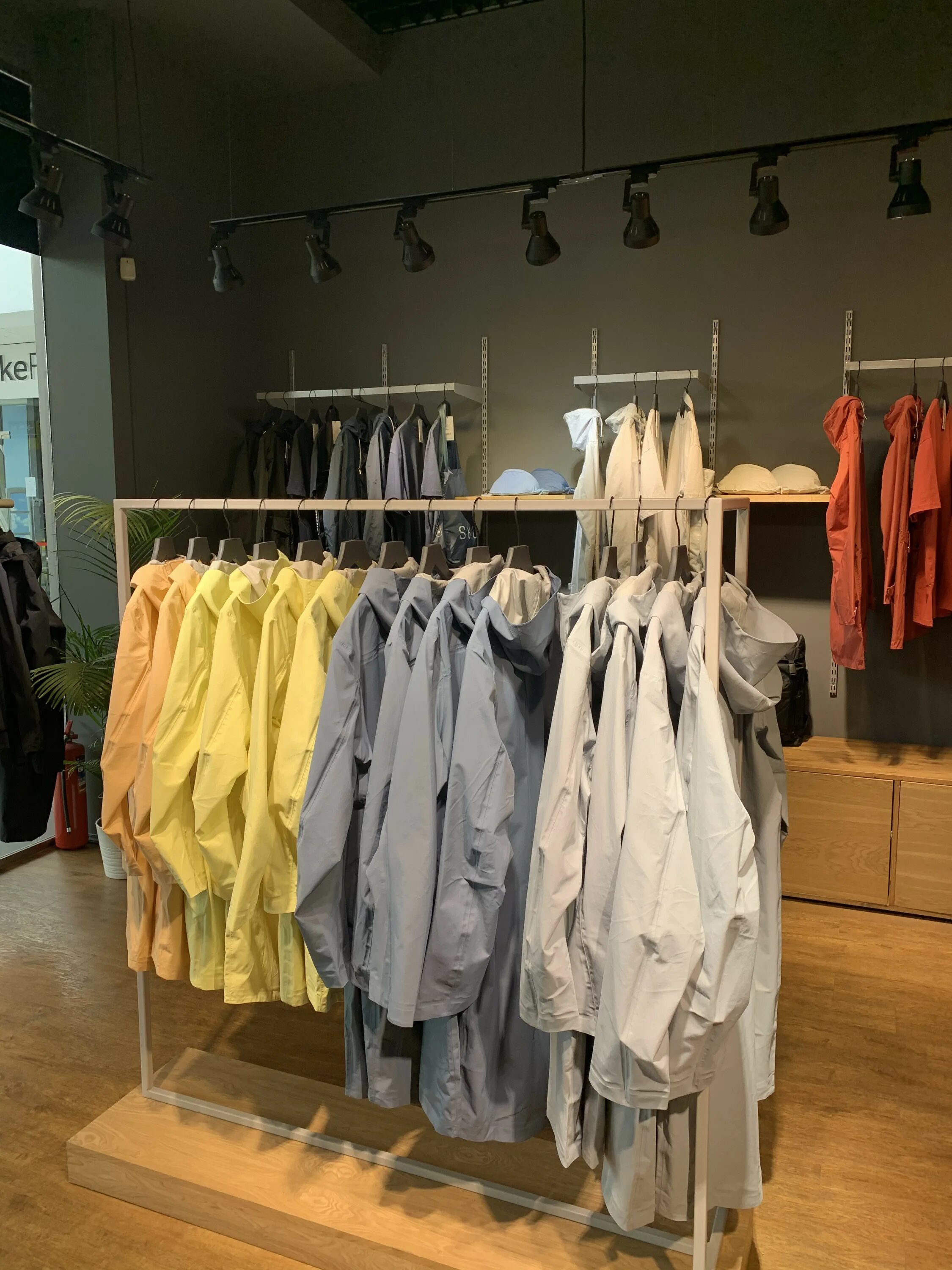 Shu одежда санкт-петербург. Shu shu clothes. Шу спб. Магазин shu интерьер. Дождевик shu.