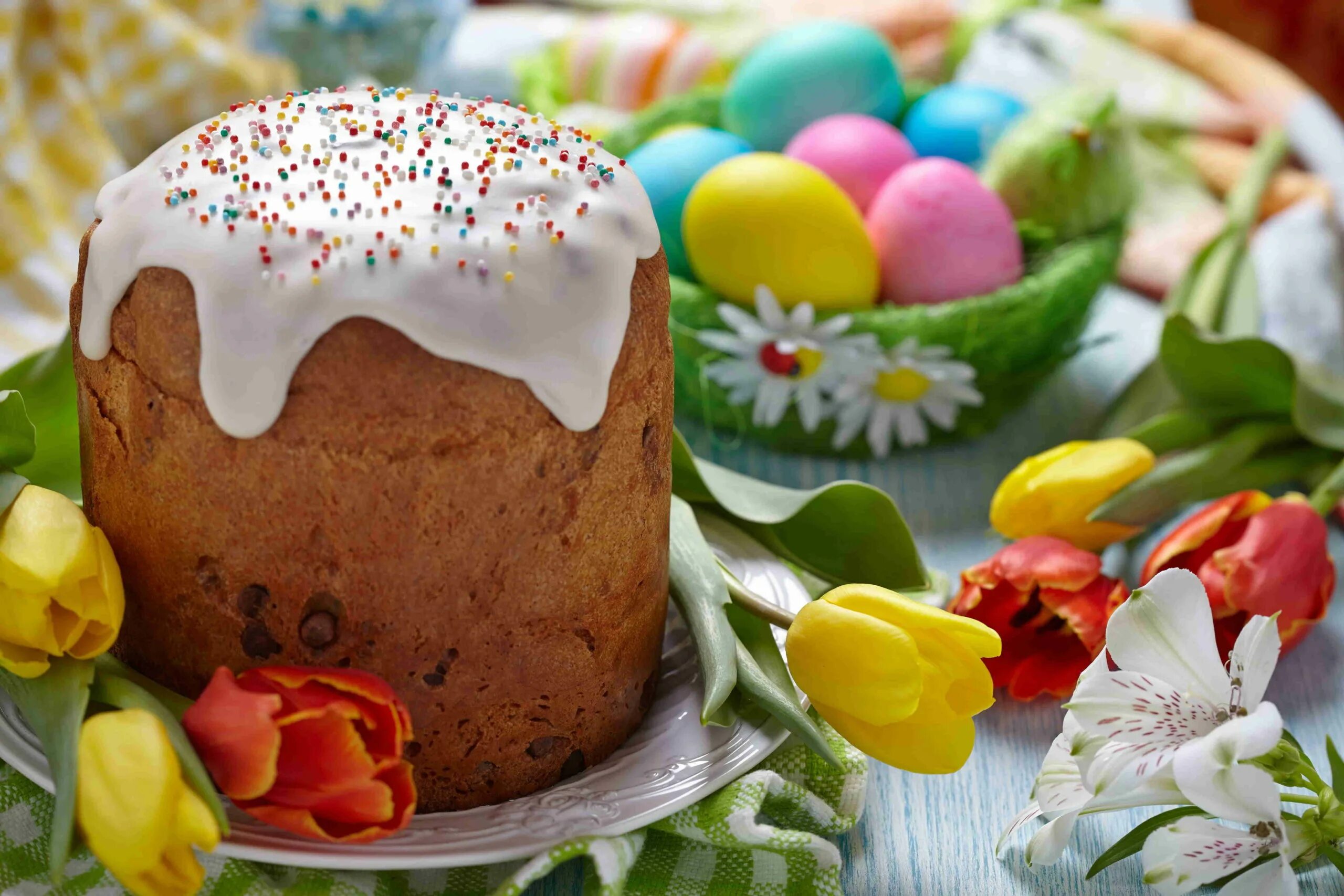Пасха на пасху. Easter Cake кулич. Красивый Пасхальный стол. Пасхальные яйца и куличи. Кулич и яйца на Пасху.